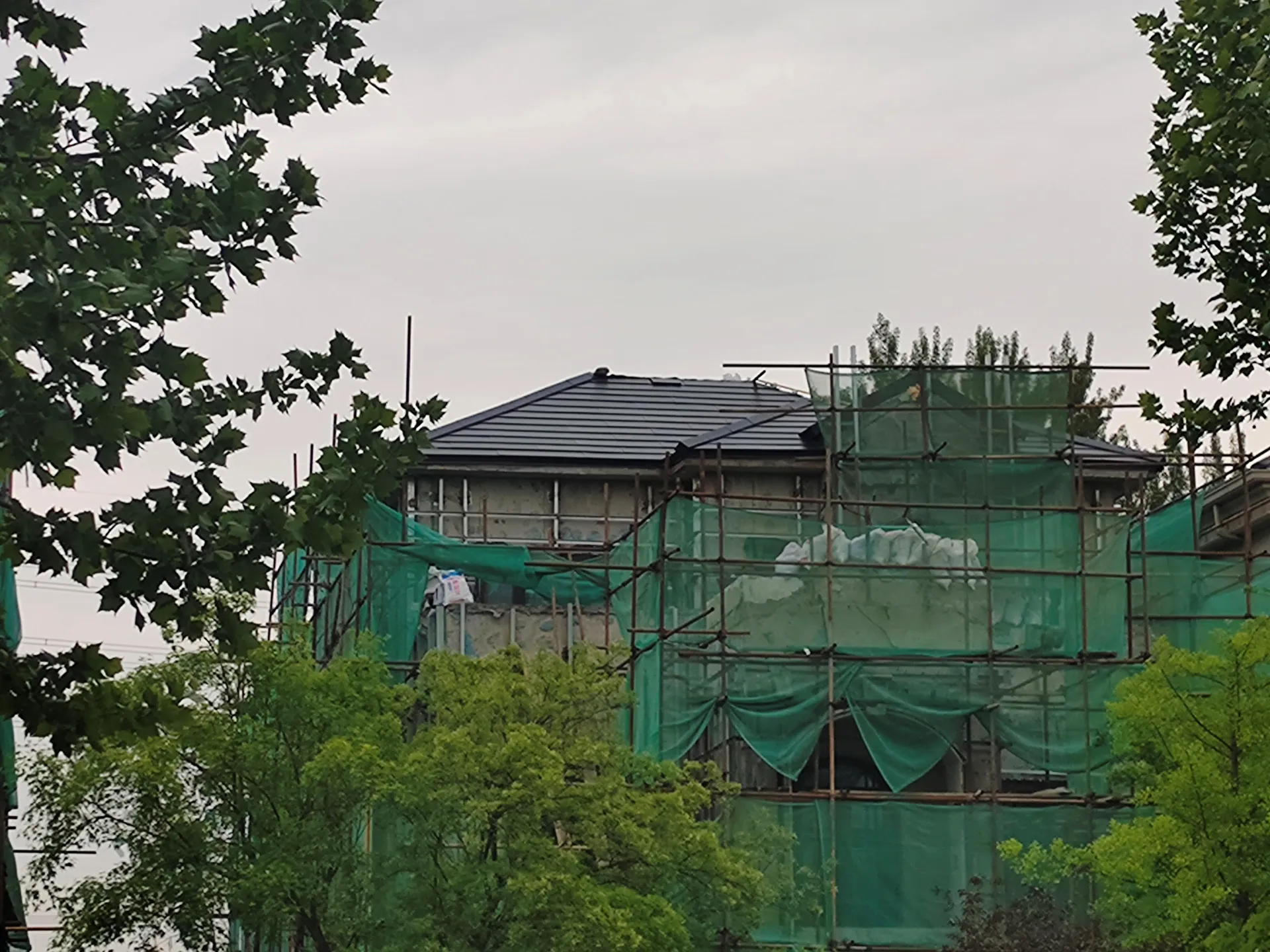 A Beijing villa under construction featuring the newly installed Sunlit BIPV roof system.