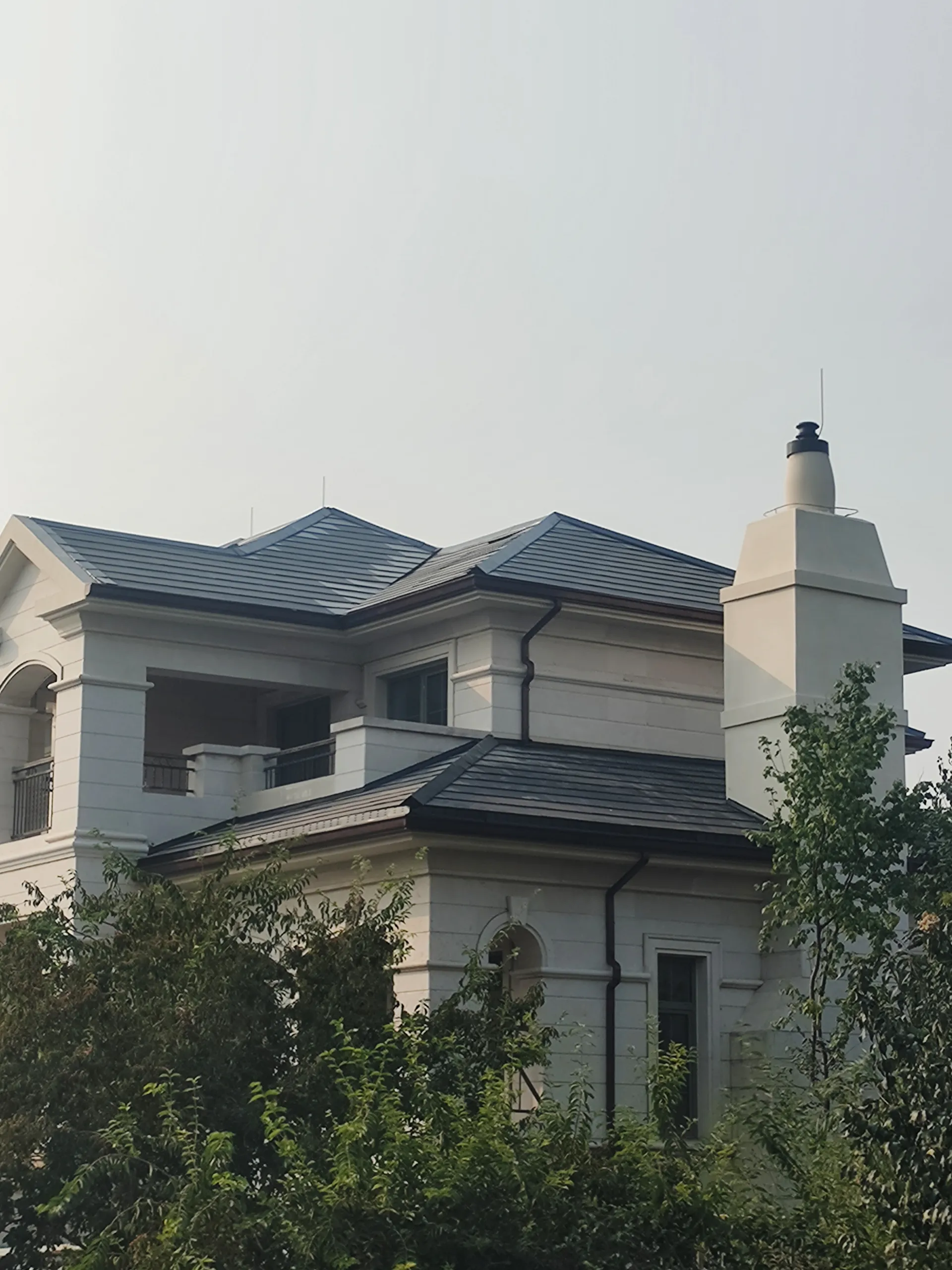 Exterior view of a luxury villa in Beijing featuring the Sunlit Lumina Slate invisible BIPV solar roof.
