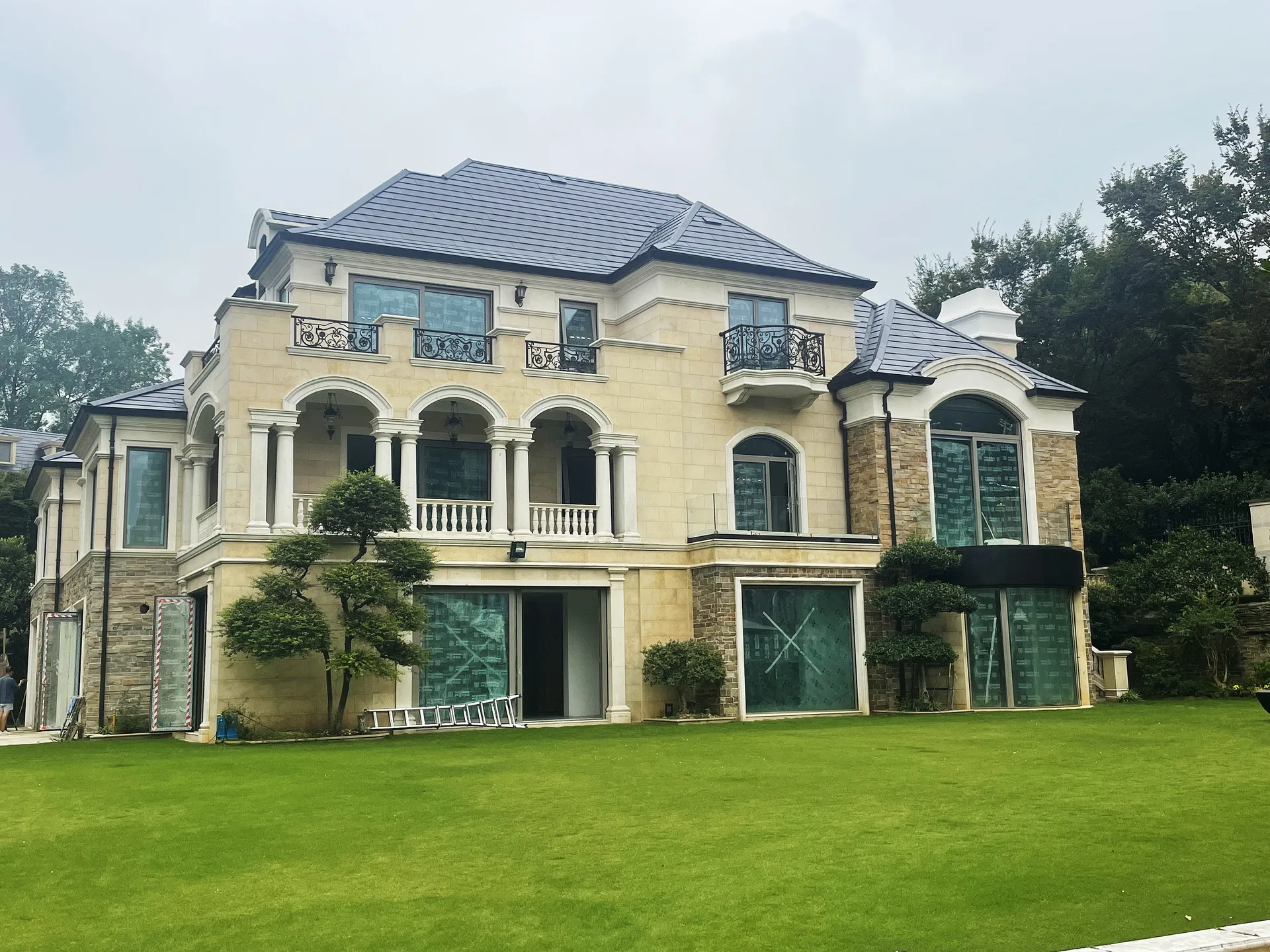 Front view of a luxurious European-style mansion in Jiuxi Rose Garden, equipped with a seamless Sunlit BIPV solar roof.