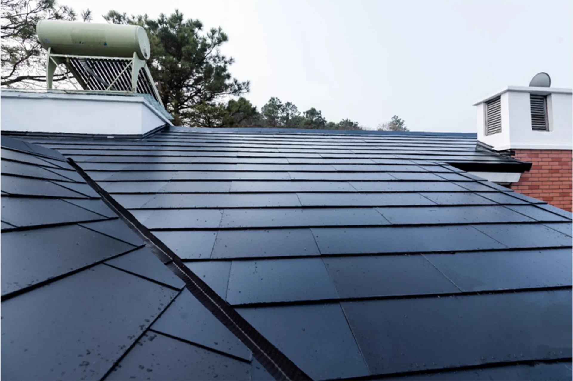 Clean transition of the solar tile installation along the roof edge of the holiday villa.