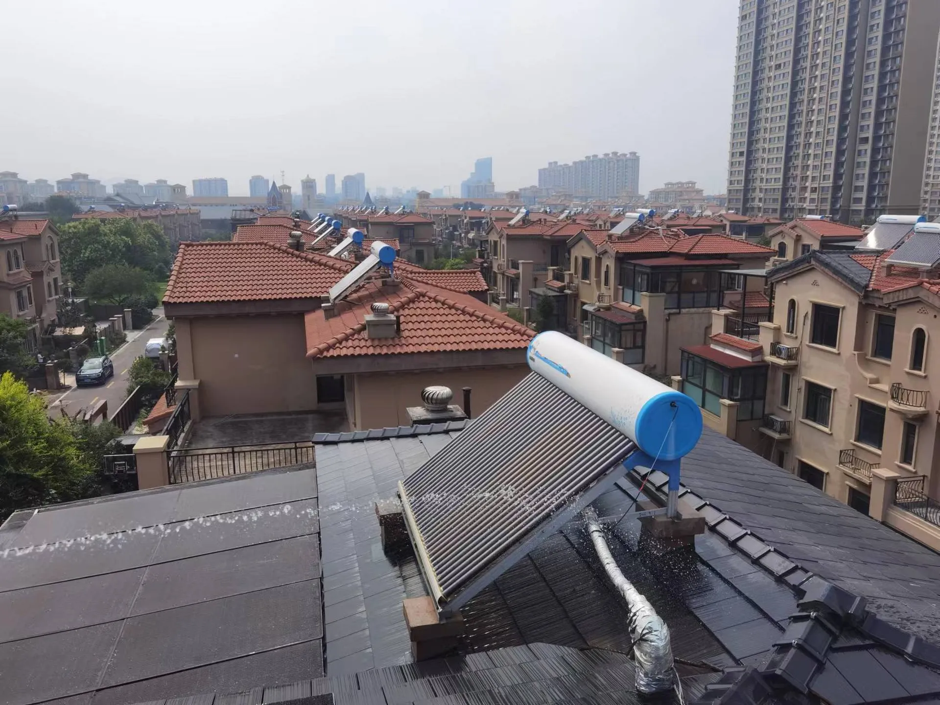 Demonstrating the absolute waterproof reliability of the BIPV installation under simulated heavy rain conditions.
